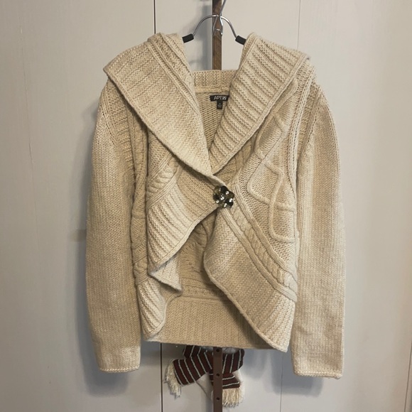 Adorable Sweater by Apt. 9 - Picture 1 of 4